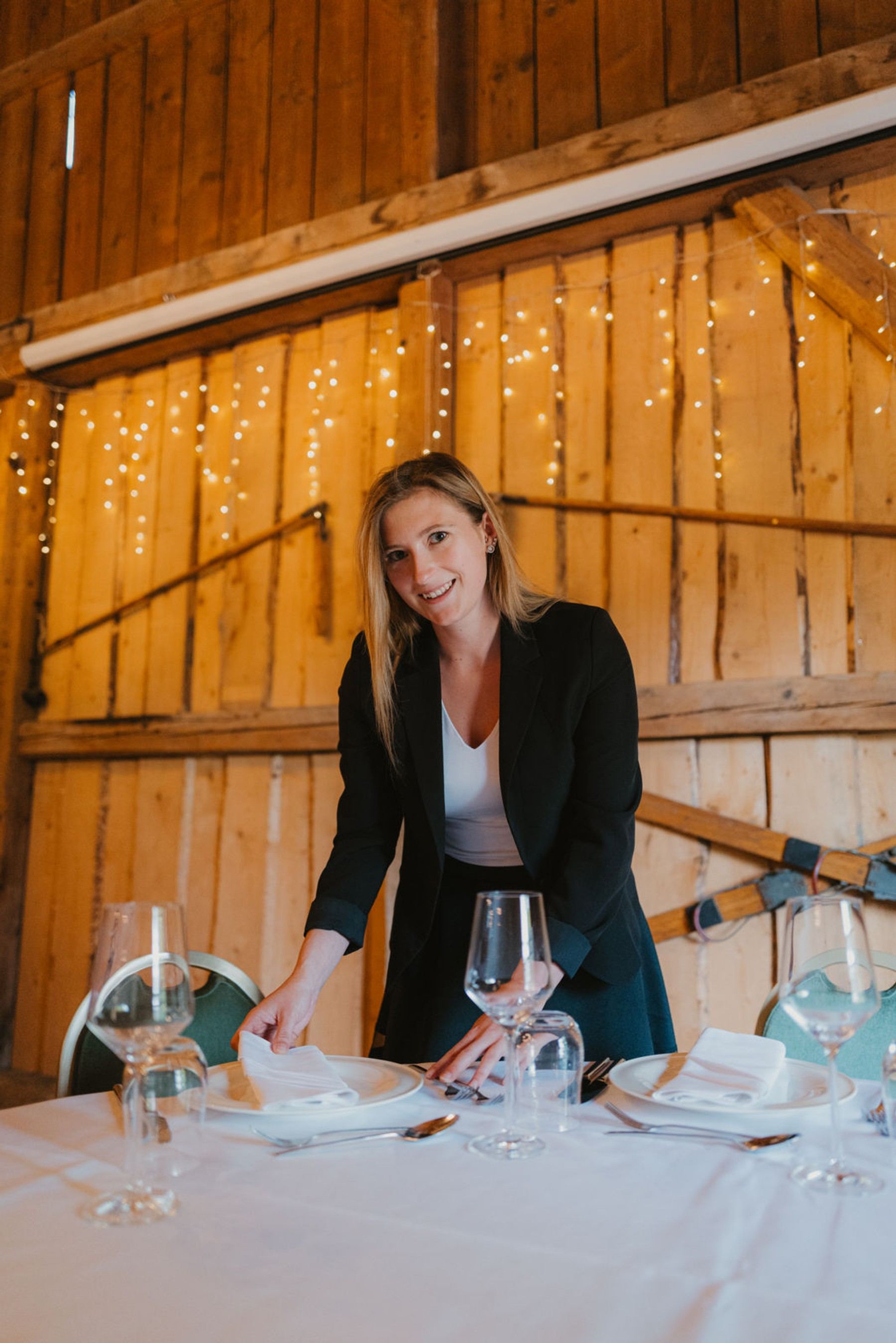 Lea Killinger, Hochzeitsplanerin, an einer gedeckten Tafel in der Eventscheune