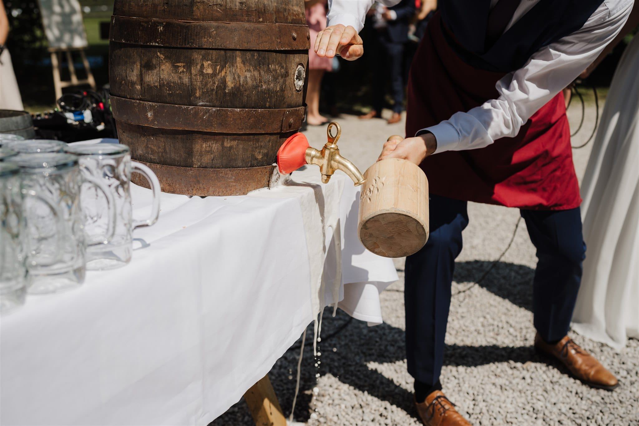 Fassanstich vor der EVENTSCHEUNE