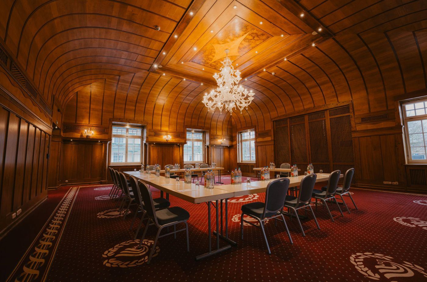 Der Ballsaal mit einer langen Tafel in U-Form
