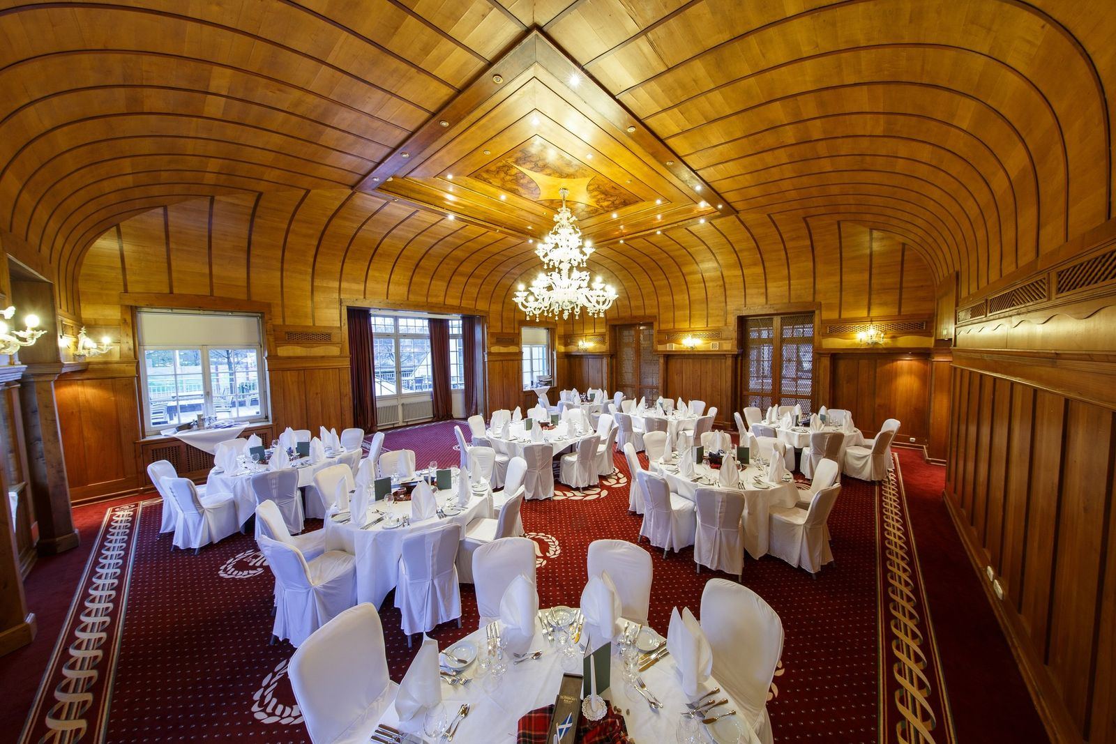 Der Ballsaal mit Holzvertäfelung und Kronleuchter aus Murano-Glas