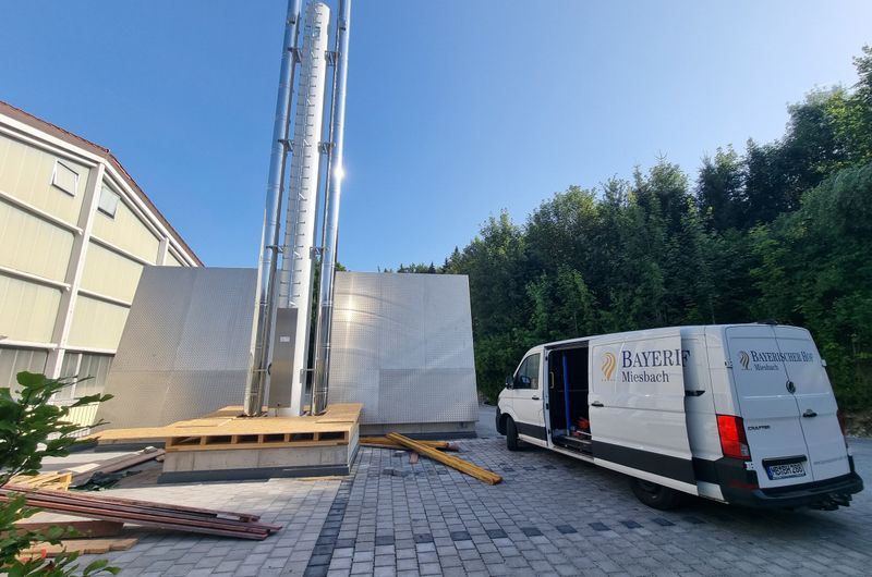 Die neue Heizzentrale am Bayerischen Hof Miesbach mit ihrem Kamin