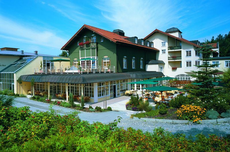 Der Bayerische Hof Miesbach im Jahr 2001 mit Wintergarten und Sonnenterrasse