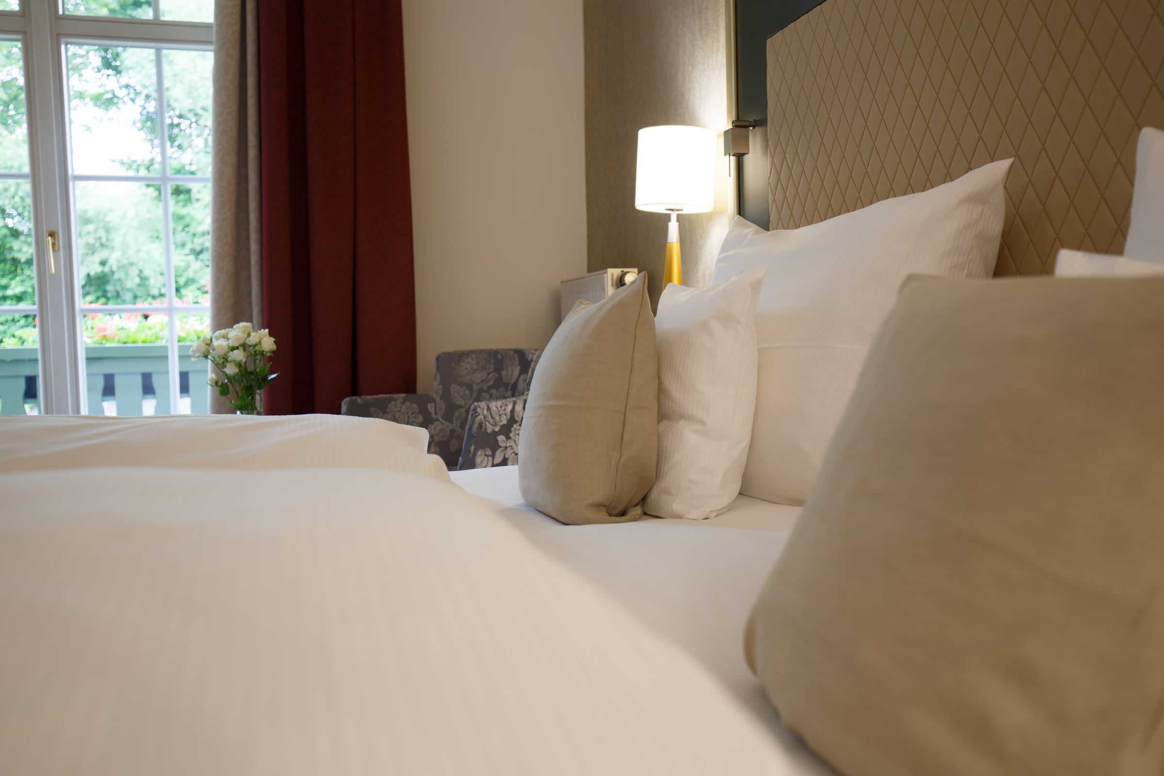Frisch bezogenes Doppelbett im Hotelzimmer