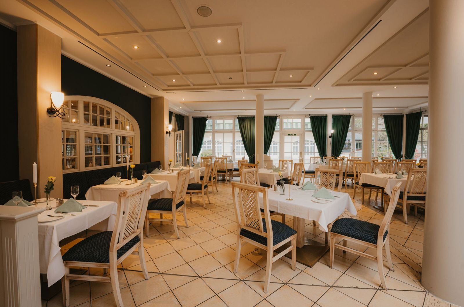 Das Restaurant Das Schlierach mit gedeckten Tischen