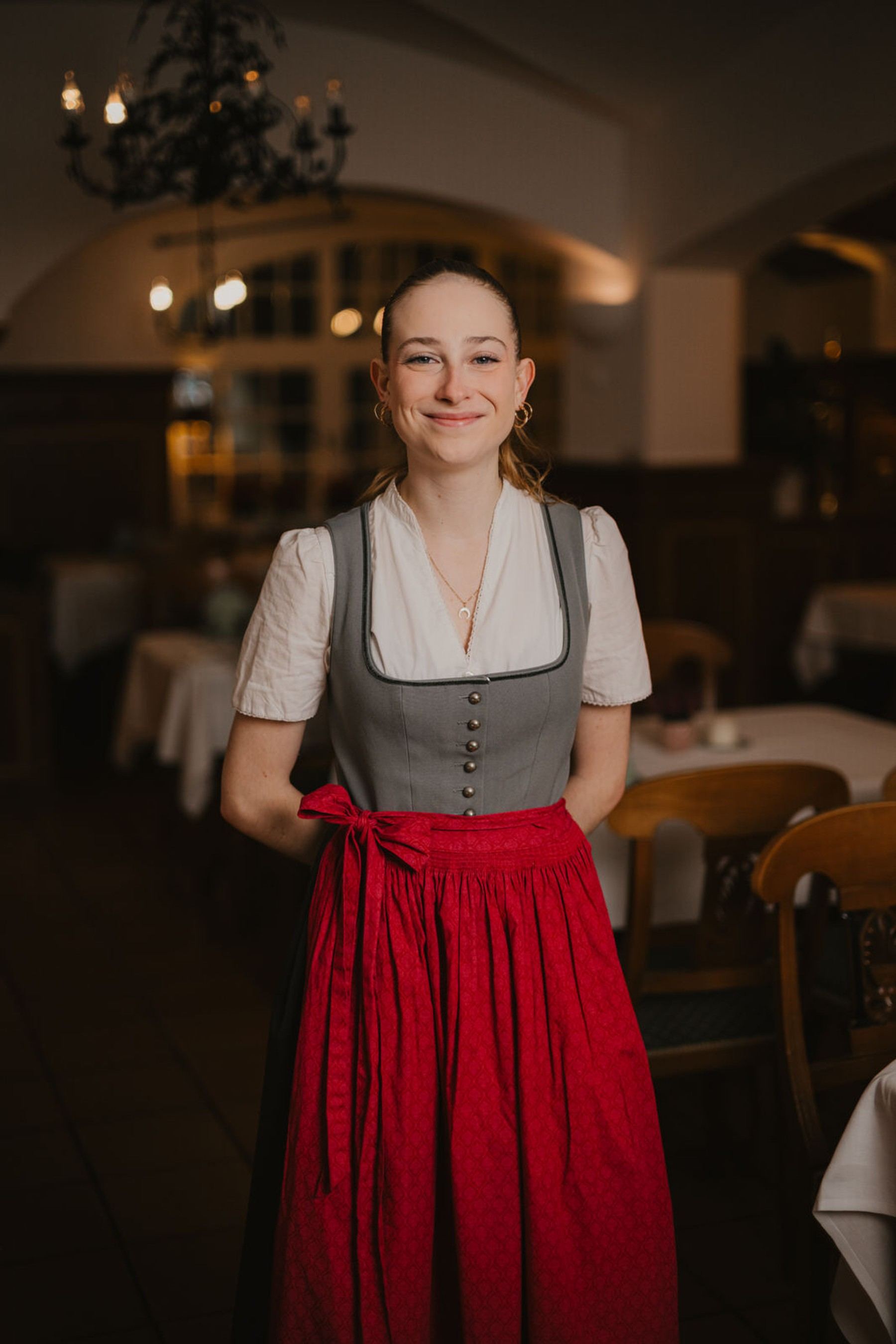 Eine Kellnerin im Dirndl im Restaurant