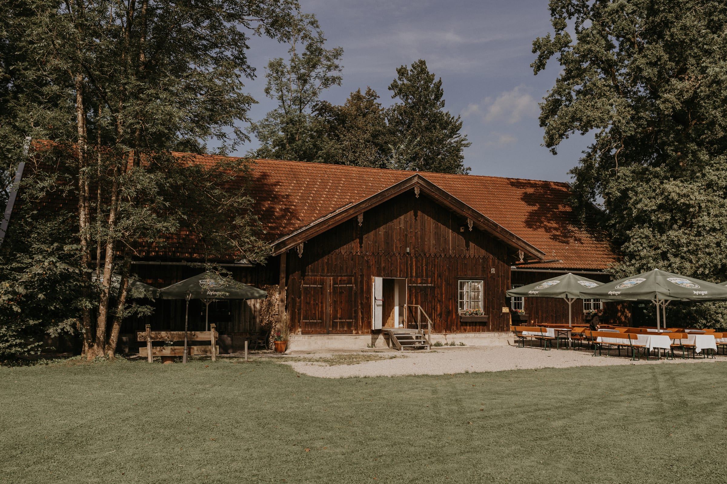 Der Biergarten mit Sonnenschirmen vor der EVENTSCHEUNE