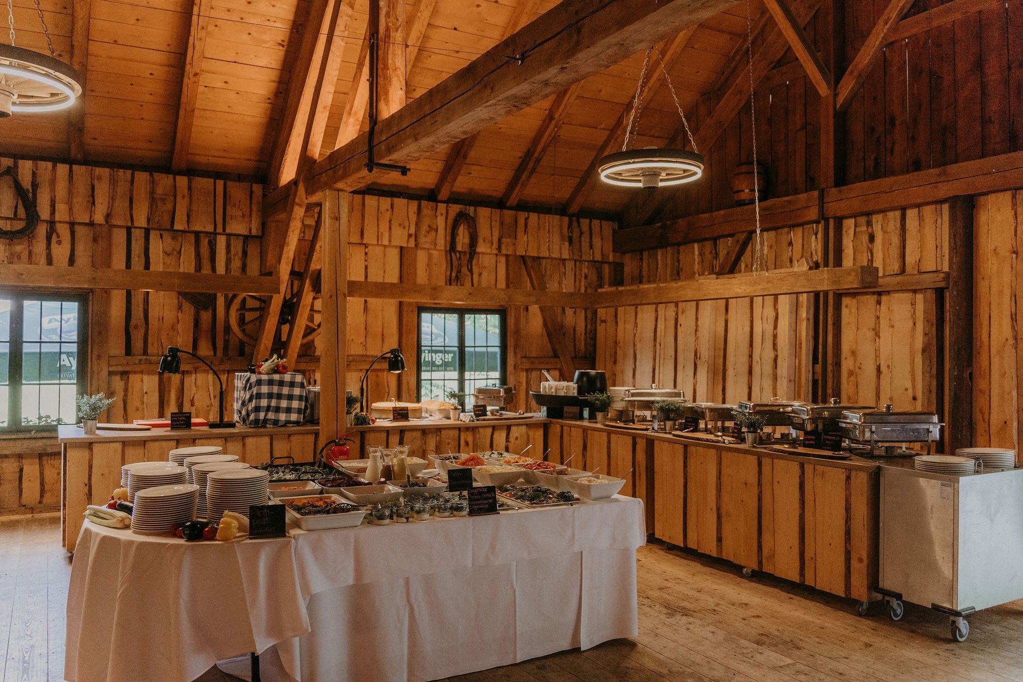 Das Buffet in der EVENTSCHEUNE unter den Holzbalken