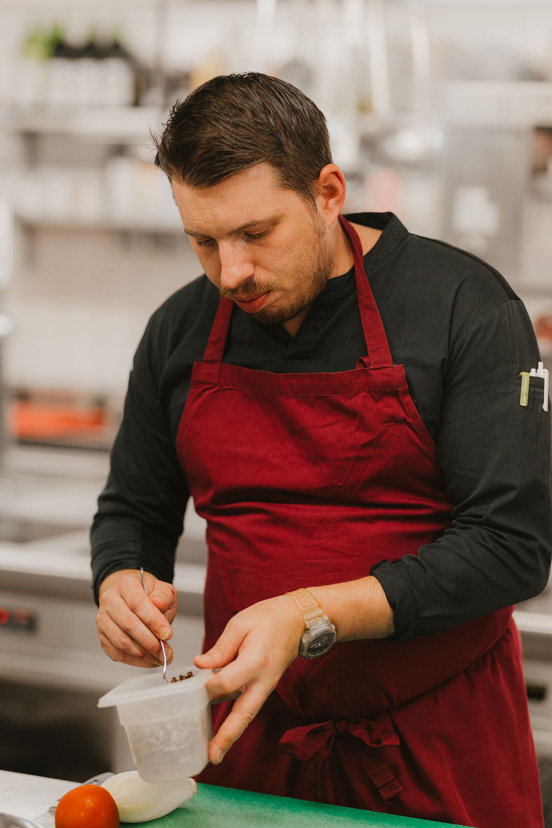 Der Chefkoch bei der Arbeit in der Küche