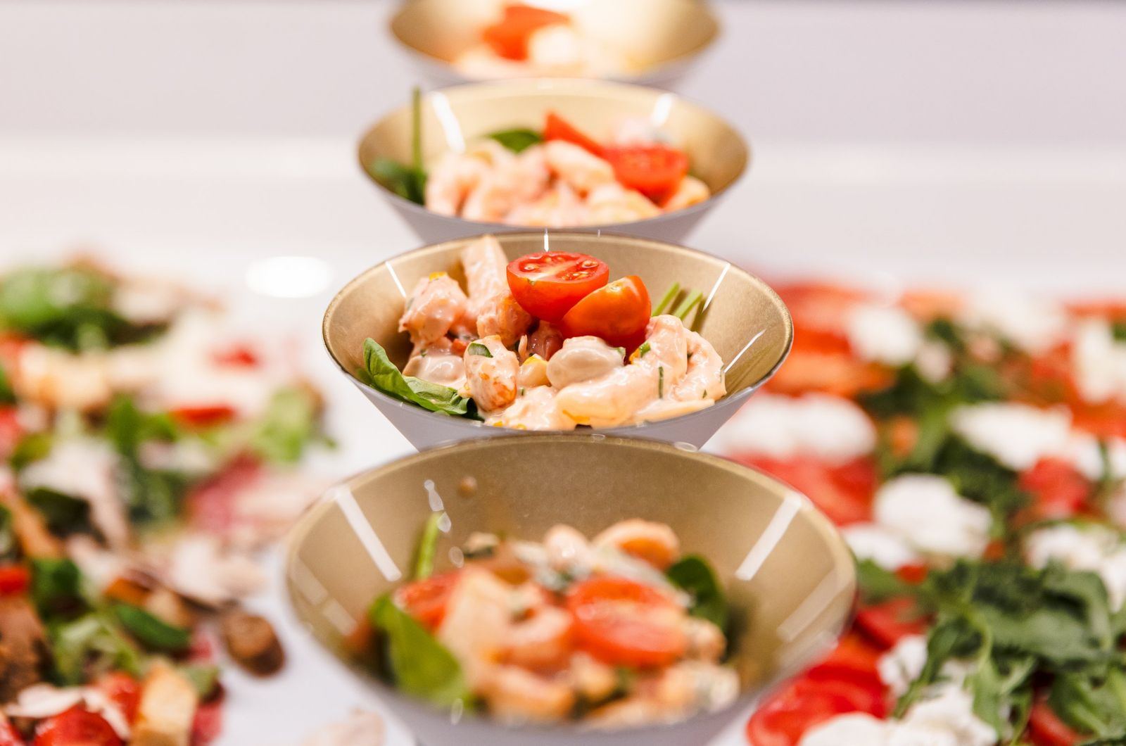Brunchbuffet mit kleinen Schalen voller Salat und Garnelen