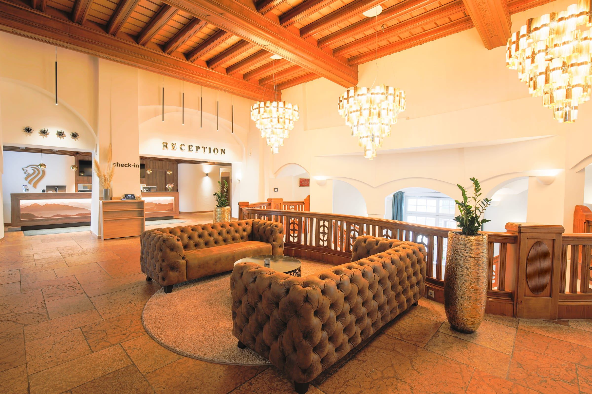 Die Rezeption mit Lounge im Bayerischen Hof Miesbach