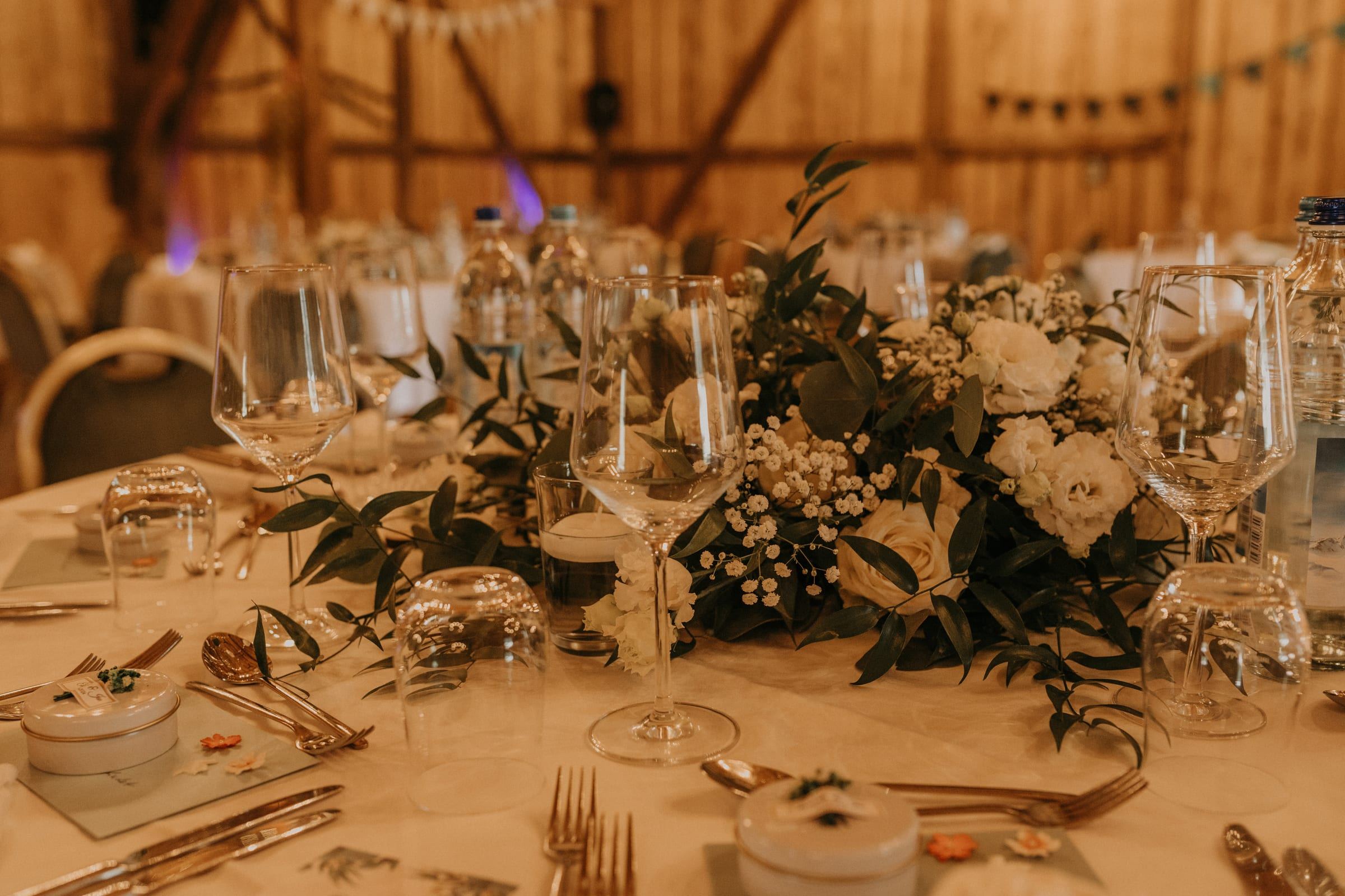 Festlich gedeckter Tisch mit Blumen in der EVENTSCHEUNE