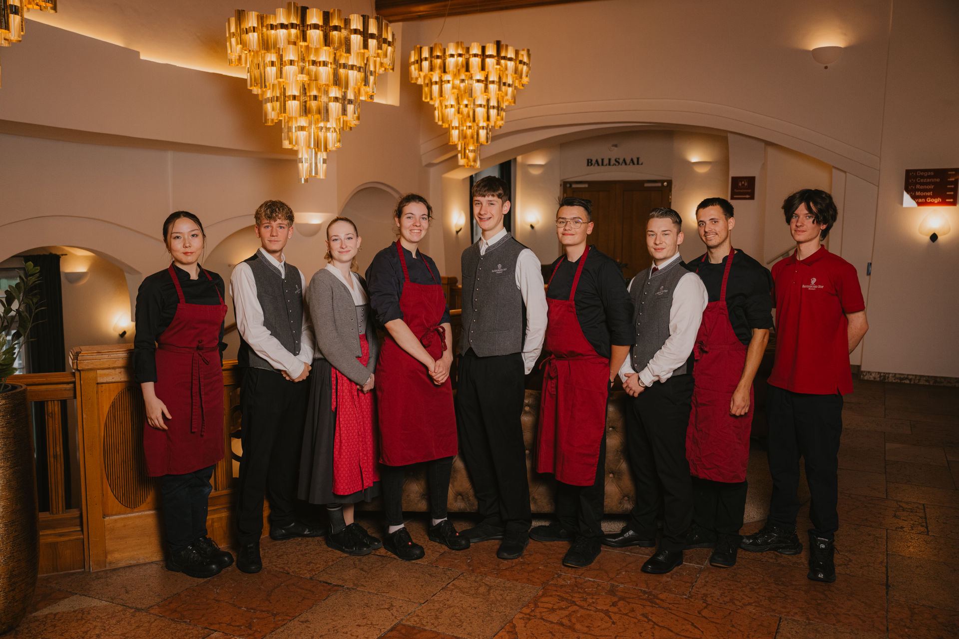 Das Serviceteam des Bayerischen Hofs in Arbeitskleidung in der Lobby