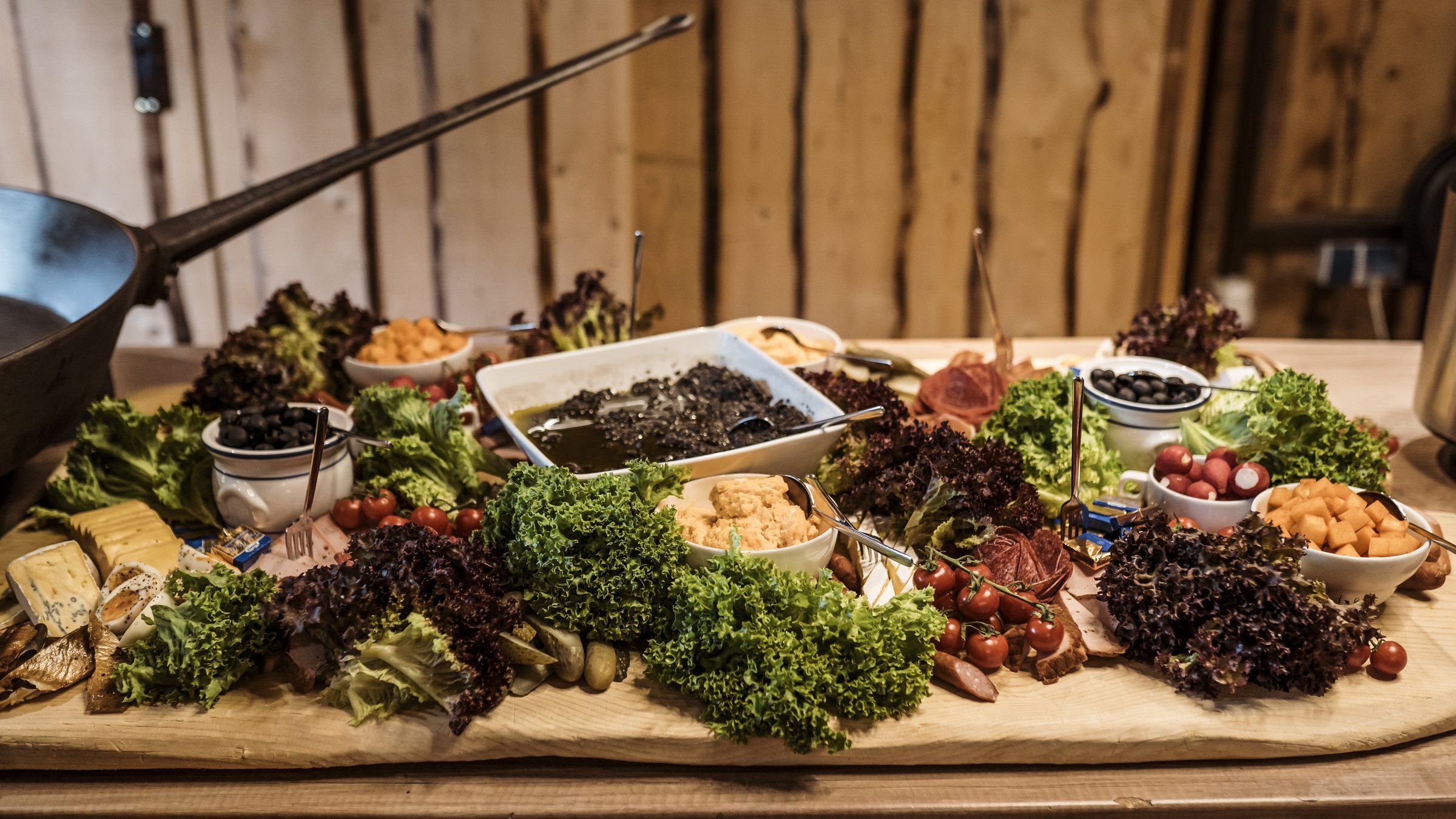 Großes Antipasti-Buffet auf einem Holzbrett