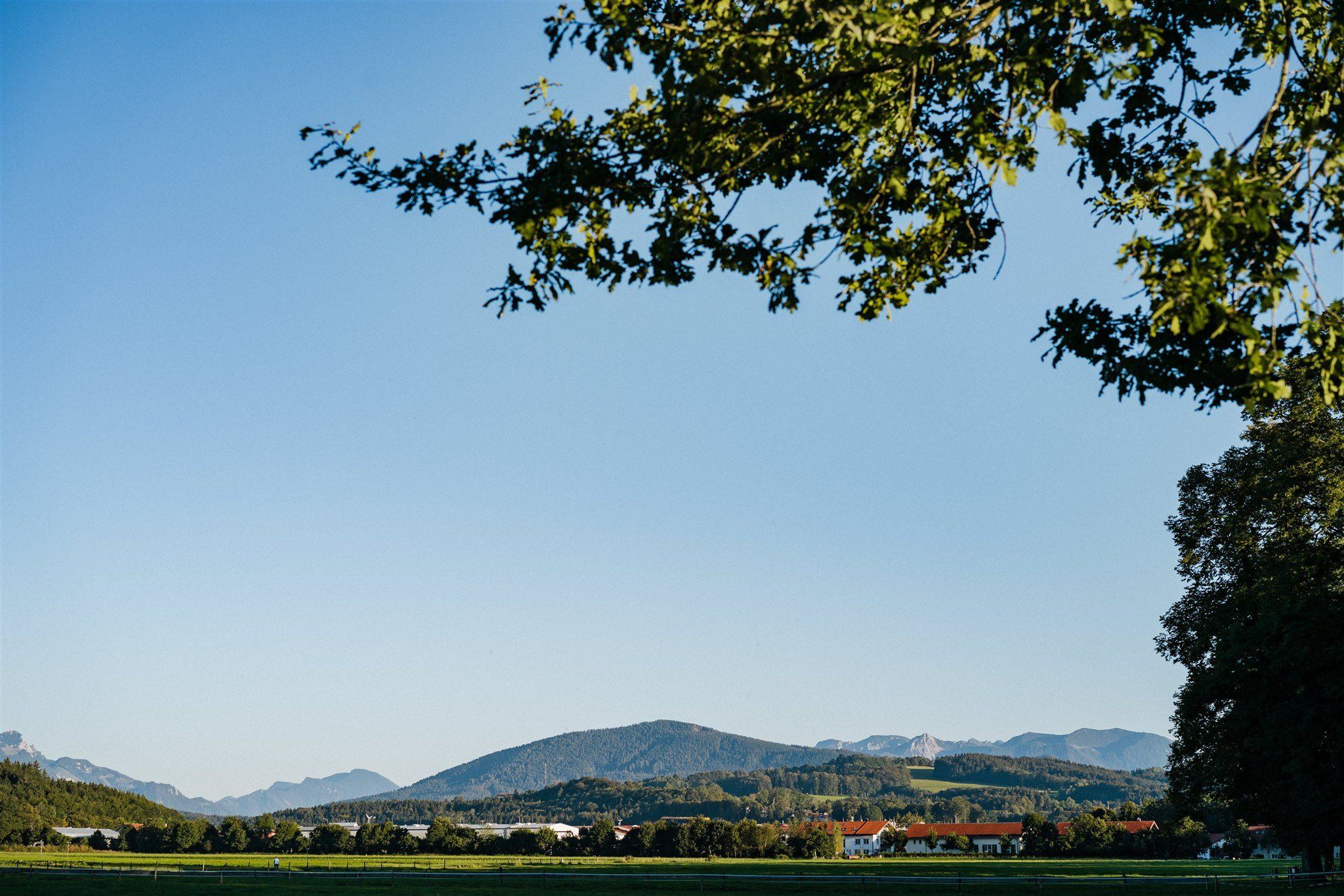 Blick von der Schlosswiese auf die Berge