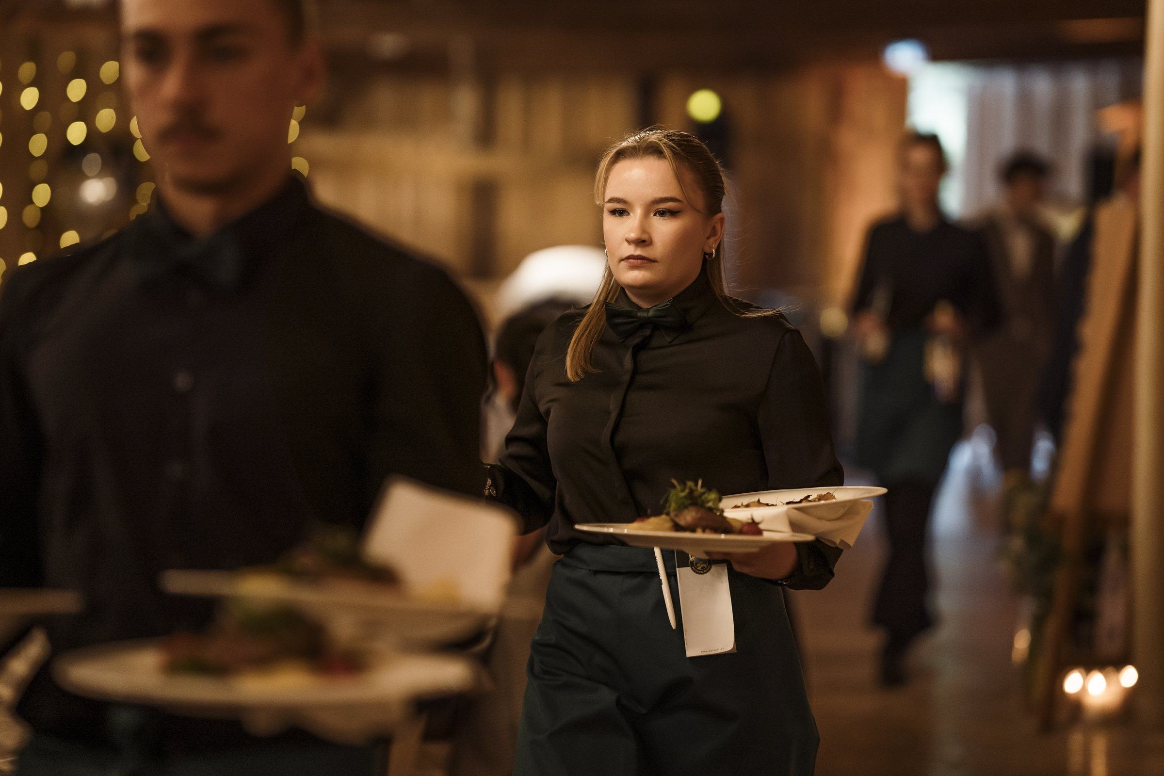Service bringt das Essen an die Tische