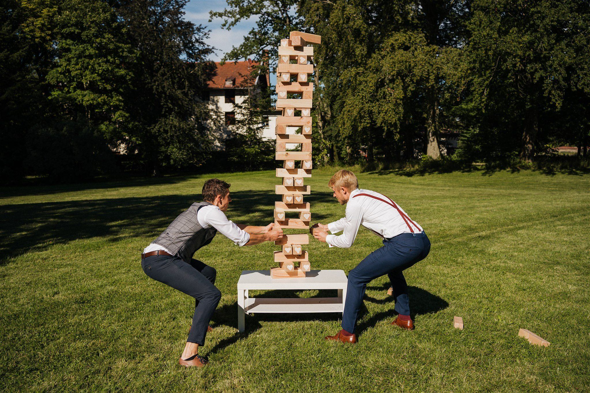 Zwei Gäste am Riesen-Wackelturm auf der Wiese