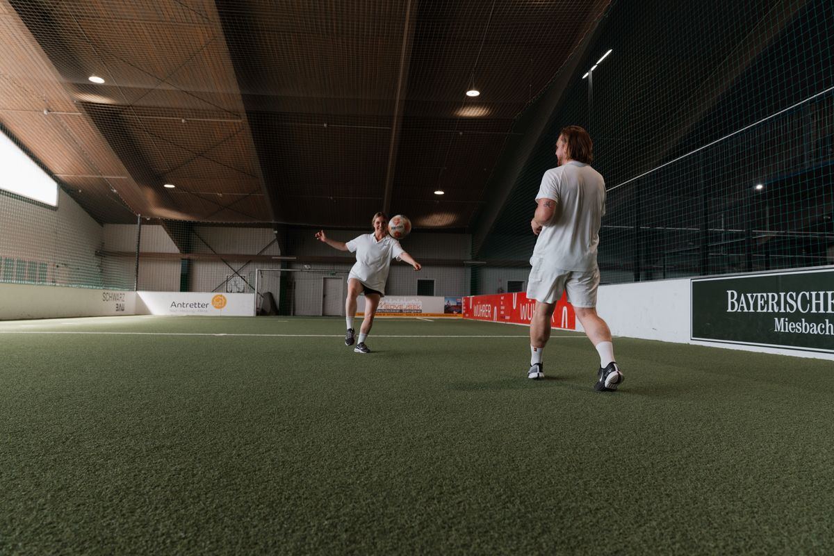 Zwei Spieler in der Indoor-Soccer-Halle des Sportparks
