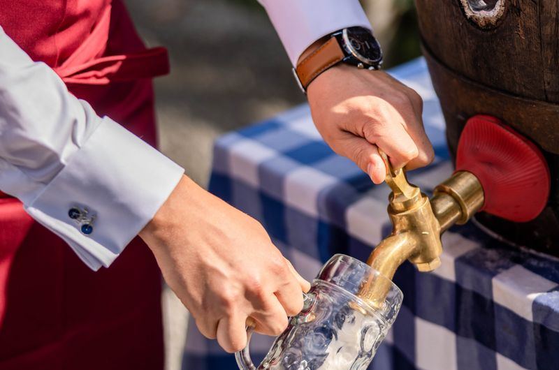 Fassanstich: Bier wird aus dem Holzfass gezapft