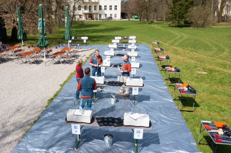 A group at long tables on the Wallenburg meadow