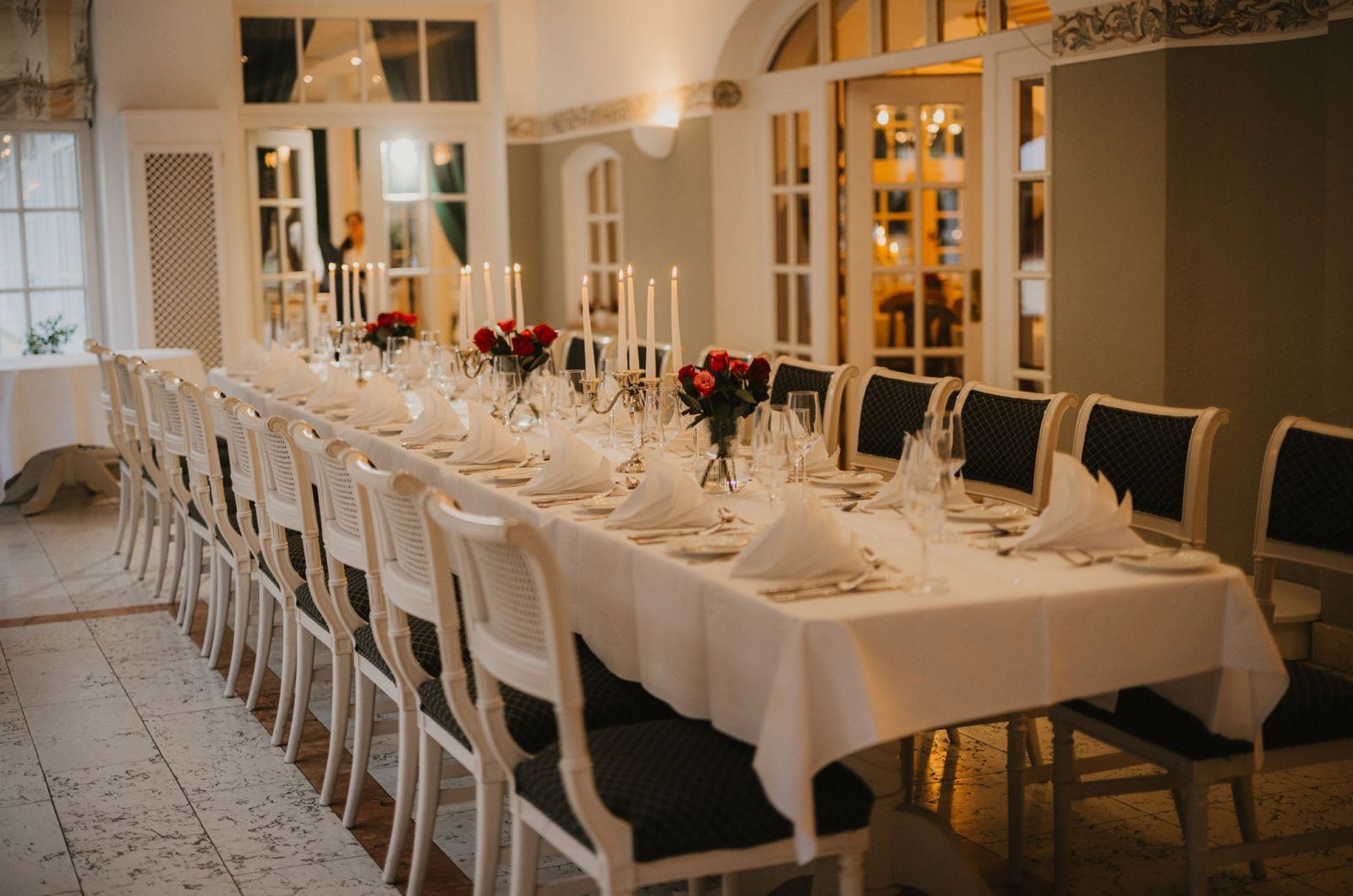 Der Wintergarten mit langer, festlich eingedeckter Tafel
